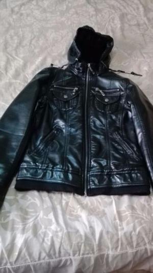 Campera simil cuero con piel negra