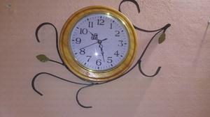 Reloj de pared de mader y de hierro