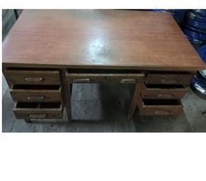 escritorio de madera con 7 cajones y sistema de cierre por c