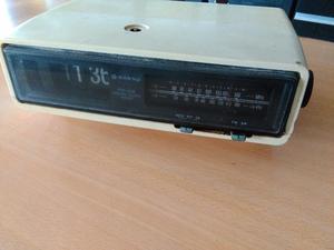 vendo radio reloj antigua sanyo