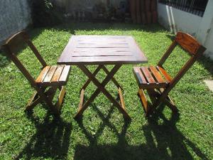 Mesa de madera con dos sillas