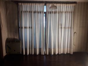 Par de cortinas de tela moderna.