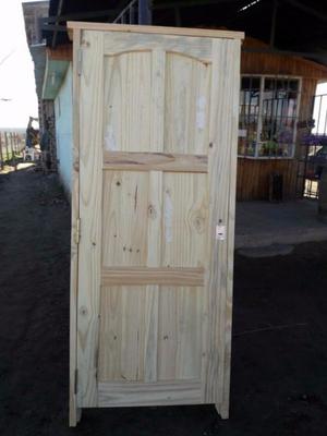 Puerta maciza de con 6 tableros, de pino de 1ra calidad.