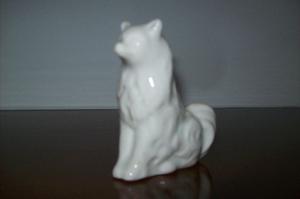 hermoso perro de porcelana antiguo