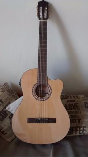 Guitarra Stagg criolla con afinador y equalizador