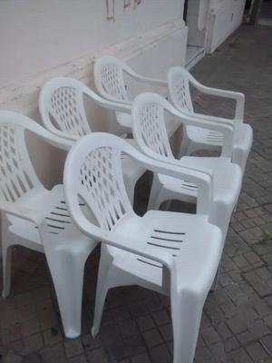 Seis sillas plásticas apilables