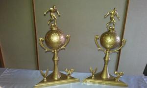 2 trofeos de 41 cm de alto
