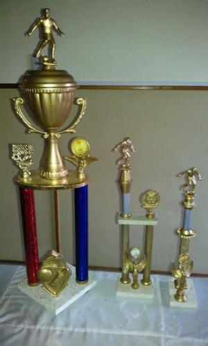 3 trofeos de futbol