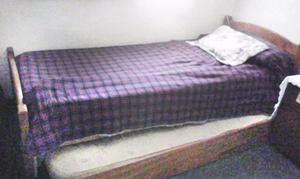 Cama madera + cama oculta abajo con rueditas + colchones