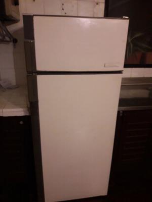 Heladera con freezer Peabody sin funcionar