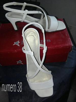 Sandalias blancas nuevas