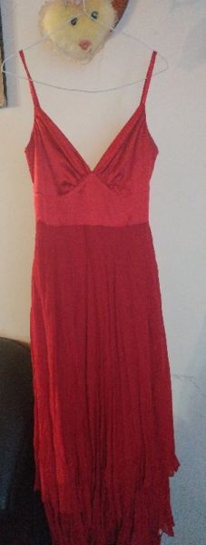 Vestido de saten y gasa rojo $750 talle 2,3.elastizado Lanus