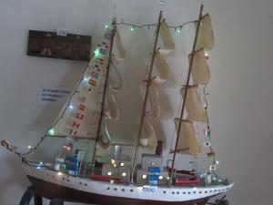 BARCO DE MADERA CON VELAS CABINA Y LUCES