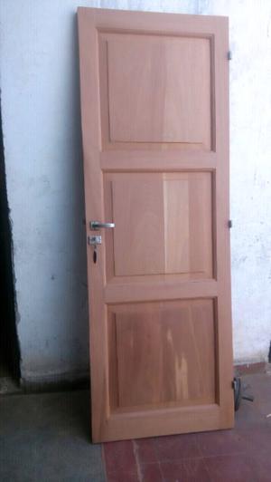 Puerta de cedro con marco cerradura con llave
