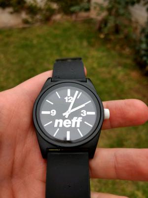 Reloj Neff negro agujas blancas