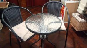 mesa con 3 sillas de jardin