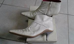 VENDO BOTAS CORTAS BLANCAS, NUMERO 36.