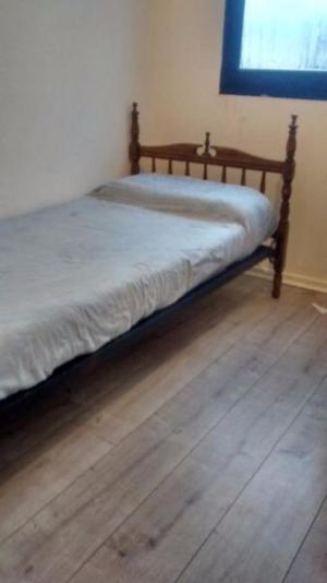 cama de una plaza antigua
