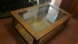 Mesa elegante de madera y vidrio
