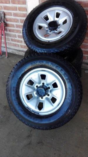 Vendo 4 ruedas completas de toyota hilux