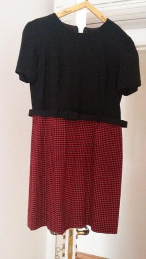 Vestido negro con falda cuadriculada roja y negra, talle 46,