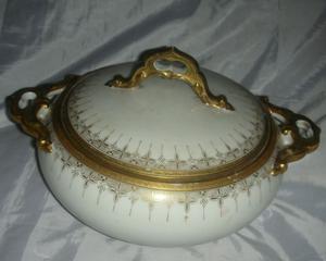 Antigua sopera y bowl blacno con decoración dorada.Fees