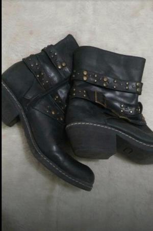 Botas de cuero con tachas