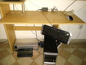 Pc con teclado, mouse, mesa e impresora