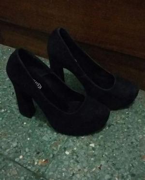 Zapato negro taco alto gamusa