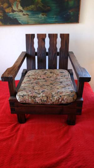 Sillon de madera antiguo con almohadon