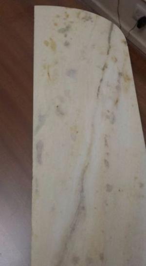 Màrmol Carrara Gris, estante 0,56 x 0,16 espesor 2 cms.