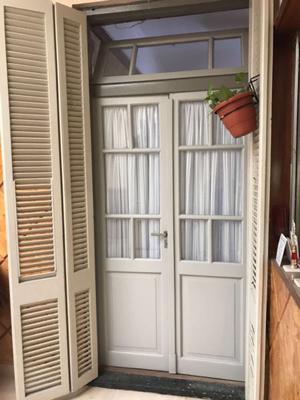 PUERTAS BALCON DE MADERA CON CELOSIAS Y BANDEROLAS