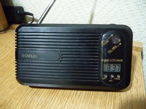 Radio portatil a pilas con am fm reloj digital y alarma