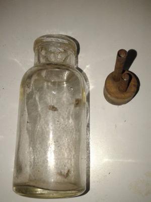 frasco antiguo con corcho con 2 picos vertedor perfecto