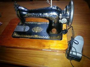 Antigua máquina de coser y bordar.