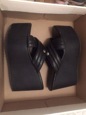 Sandalias negras.