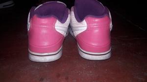 Zapatillas Nike, rosas.