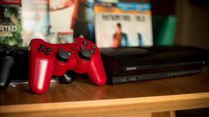 Playstation 3 Super Slim 250 Gb + 2 Joysticks + 7 Juegos