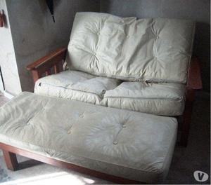 futon de inpecable cuero y madera