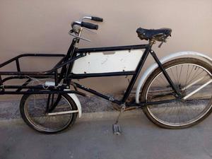 Antigua bicicleta con canasto