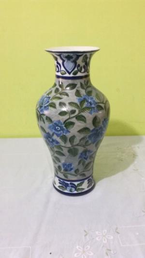 Jarron antiguo de porcelana con hilos de oro