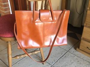 Vendo cartera de cuero, color suela, estilo maletín! Sin