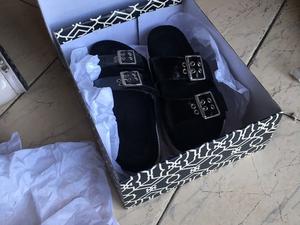 Vendo sandalias marca PARUOLO, color negro charol, talle 38!