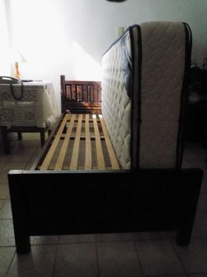 CAMA DE ALGARROBO CON COLCHÓN PIERO