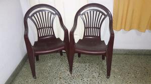 Tres sillas de plastico