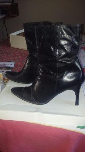 Botas negras taco alto.