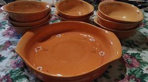 Fuente y cazuelas de cerámica