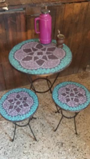 MESA DE HIERRO + BANQUITOS DECORADAS CON VENECITAS PARA