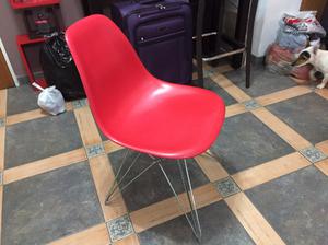 Sillon rojo con patas de metal