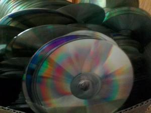 LOTE DE 900 CDs PARA ARTESANIAS. COMO NUEVOS. 100 PESOS